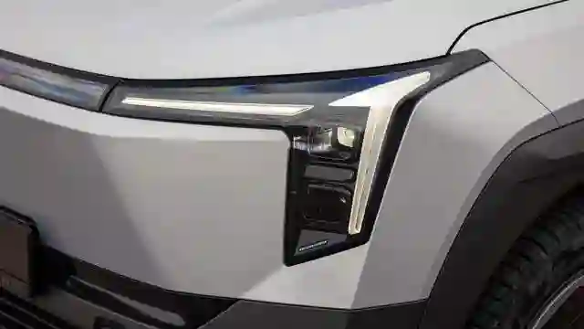 Новость EVOLUTE (Тихо едет, громко лает: чем удивил доступный российский электромобиль)